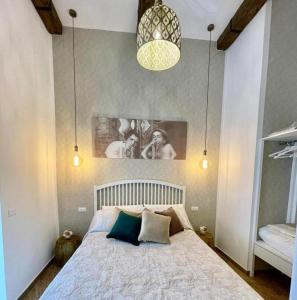 um quarto com uma cama e uma luz pendente em Granoro Gragnano B&B em Gragnano