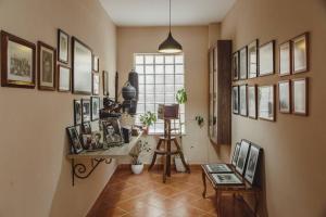 een hal met een tafel en foto's aan de muren bij Rare Durres Apartment with Private parking & garden in Durrës