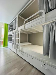 Двухъярусная кровать или двухъярусные кровати в номере Alberguinn