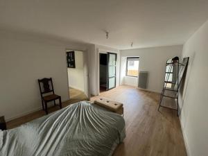 um quarto com uma cama e uma escada em Gîte dans un hameau breton - 10 personnes 