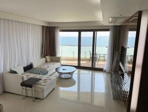 Posezení v ubytování Seopjikoji Oceanview Apartment