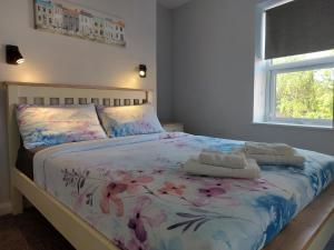 een slaapkamer met een bed met twee handdoeken erop bij Southwell Stays in Southwell