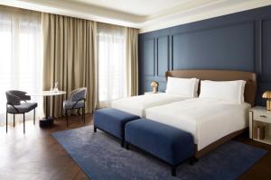 Postel nebo postele na pokoji v ubytování InterContinental Rome Ambasciatori Palace by IHG