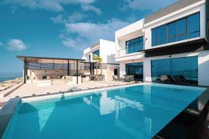 Bazén v ubytovaní Luxury Villa 8 bedroom with Sea and Mountain View with infinity pool alebo v jeho blízkosti