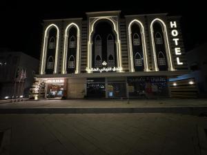 a large building with lights on it at night at فندق الليالي الحالمة in Al Madinah