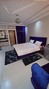 Riad dar salam في أغادير: غرفة نوم بسرير كبير وكرسي ازرق