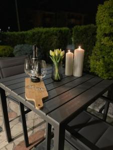 una mesa con dos velas y copas de vino y flores en La Mirage en Desenzano del Garda