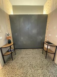 Un gran armario gris con dos estanterías en una habitación en La Mirage en Desenzano del Garda