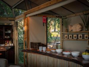 een keuken met een aanrecht met kommen erop bij Bundox River Lodge in Hoedspruit
