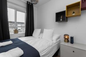 Postel nebo postele na pokoji v ubytování Cozy 2BR Apartment