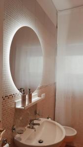 So Fine Petruzzelli flat في باري: حمام مع حوض ومرآة +9 صور