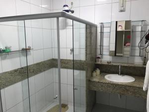a bathroom with a shower and a sink at Excelente casa 300m2 em Bairro Nobre perto de tudo in Natal