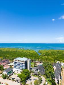 タンガにあるTanga Beach Resort & Spaのホテルと海の空中を望む