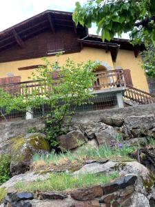 a building with a balcony in front of a garden at Chalet cerdan typiques a Dorres proche de Font-Romeu in Dorres