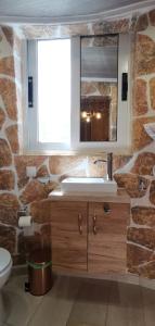 een badkamer met een wastafel en een spiegel bij Casa Bella a Skala 3 in Skála Kefalonias
