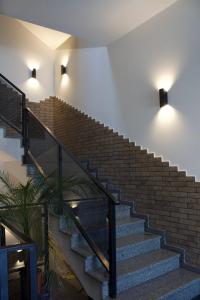 un escalier dans un bâtiment avec deux lumières sur le mur dans l'établissement Forsage Hotel, à Oujhorod