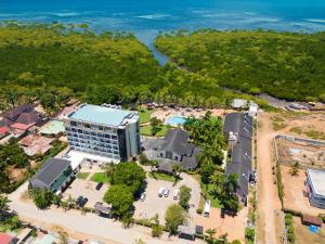 eine Luftansicht des Resorts mit Meerblick im Hintergrund in der Unterkunft Tanga Beach Resort & Spa in Tanga