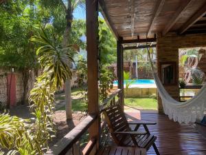 - une terrasse couverte avec un hamac dans une maison dans l'établissement Casa MYM BOUGANVILLE 1 e 2, à Jericoacoara