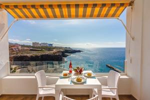 a dining room with a view of the ocean at Amazing view FREE WIFI in Callao Salvaje