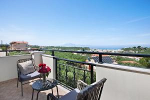 Balkón alebo terasa v ubytovaní Yiannis Suite with Sea View 10