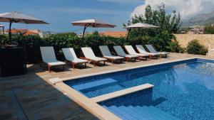 Bazén v ubytování Stunning Gold apartment with pool nebo v jeho okolí