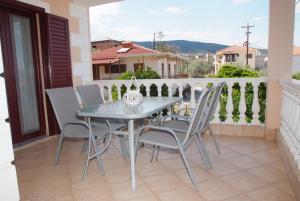 d'une terrasse avec une table et des chaises sur un balcon. dans l'établissement Τακης, à Xiropigado