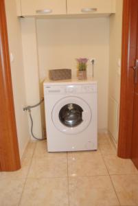 a washer and dryer in a small room at Τακης in Xiropigado