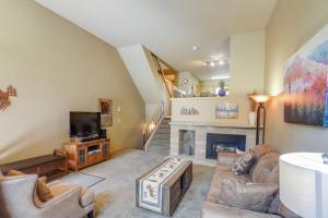 Televisyen dan/atau pusat hiburan di Ski in Ski Out Cedars Chalet 2BR and Close to Everything
