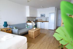 Kuchyňa alebo kuchynka v ubytovaní Cosy Sea View Studio FREE WIFI