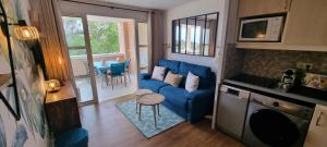 Kuchyň nebo kuchyňský kout v ubytování Agay Cap Esterel Village Allée Fleurs - F2 Clim vue golf et mer - Grande terrasse plein sud