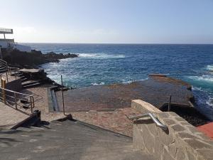 vistas al océano desde las escaleras de un edificio en oasis en Tenerife 3 en El Escobonal