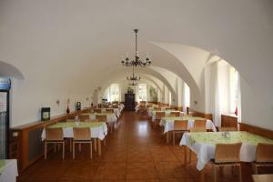 duży pokój ze stołami i krzesłami oraz żyrandolem w obiekcie CAREA Hotel Fürstenhof w mieście Haigerloch