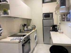 eine kleine Küche mit Spüle und Geschirrspüler in der Unterkunft Apartment 55 Fix in Athen