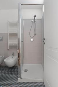 uma casa de banho com um chuveiro, um WC e um lavatório. em Giusà by DomuSicily em Palermo
