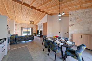 comedor y sala de estar con mesa y sillas en Ader villa 6 en Fethiye