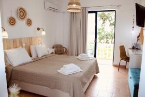 Кровать или кровати в номере Afroditi Junior Suites