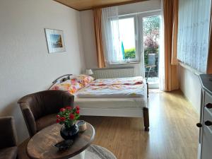 ザスニッツにあるFerienhaus Seeblickのベッドとテーブル付きの小さな部屋