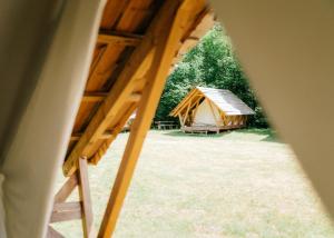 uma vista para uma tenda a partir do interior de um quarto em Adrenaline Check Camping em Bovec