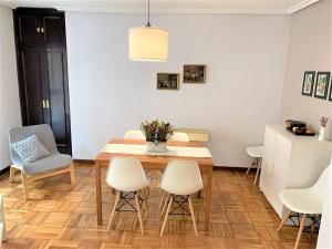 a dining room with a table and chairs at Apartamento Parque - Playa San Lorenzo in Gijón