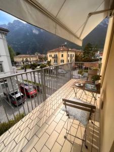 a balcony with a table and chairs on a balcony at Mè Cà - Appartamento vacanze in Riva del Garda