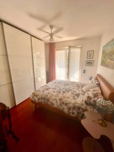 a bedroom with a bed and a ceiling fan at Mè Cà - Appartamento vacanze in Riva del Garda