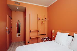 Posteľ alebo postele v izbe v ubytovaní Hôtel Fernand - Entrée autonome, réception en ligne - Encore Mieux