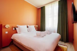 Posteľ alebo postele v izbe v ubytovaní Hôtel Fernand - Entrée autonome, réception en ligne - Encore Mieux