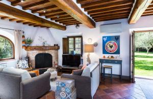- un salon avec des chaises et une cheminée dans l'établissement Colto Dei Pallanti, à Cavriglia