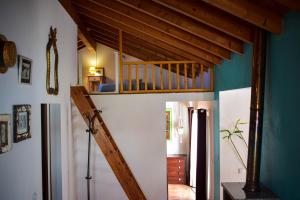 um quarto com uma escada numa casa em Casinhas da Figueira em Budens