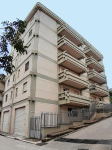 un edificio con balcones en un lateral en Portella della Venere, en San Giovanni Gemini