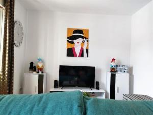 uma sala de estar com um sofá e uma televisão em Coquetty Housing In Santander Bay em El Astillero