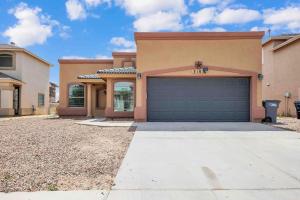 una casa grande con garaje en una entrada en Comfy Classy Home, Close To Everything en El Paso