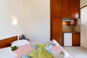 Un dormitorio con una cama con dos animales de peluche encima. en Nikiana Club - Studio 4, en Nikiana 13 fotos más