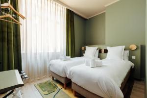 Posteľ alebo postele v izbe v ubytovaní Hôtel Fernand - Entrée autonome, réception en ligne - Encore Mieux